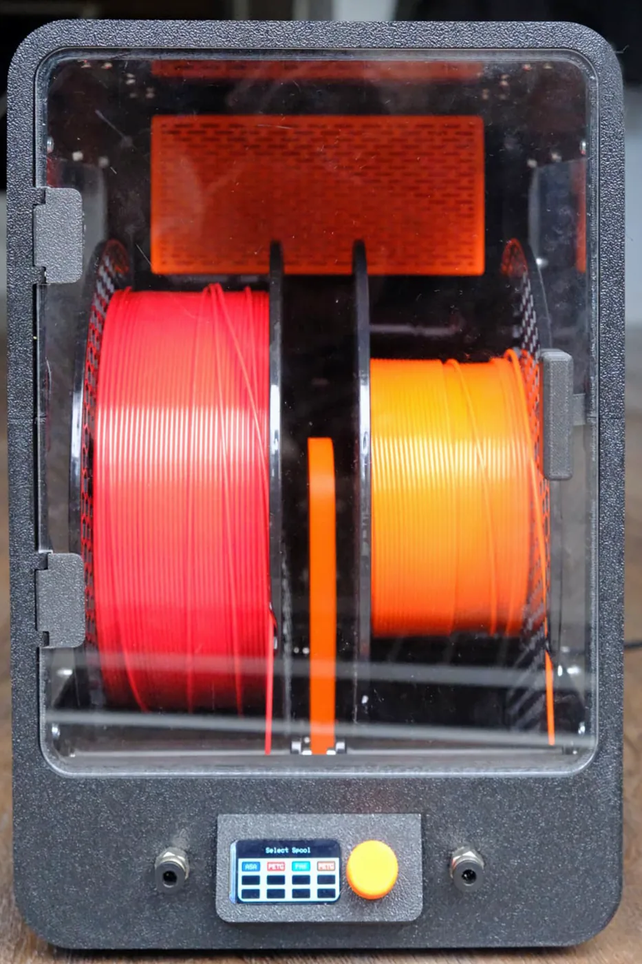 Prototype réel du Dryer D2 vu de face, avec deux bobines, un écran couleur et une molette orange