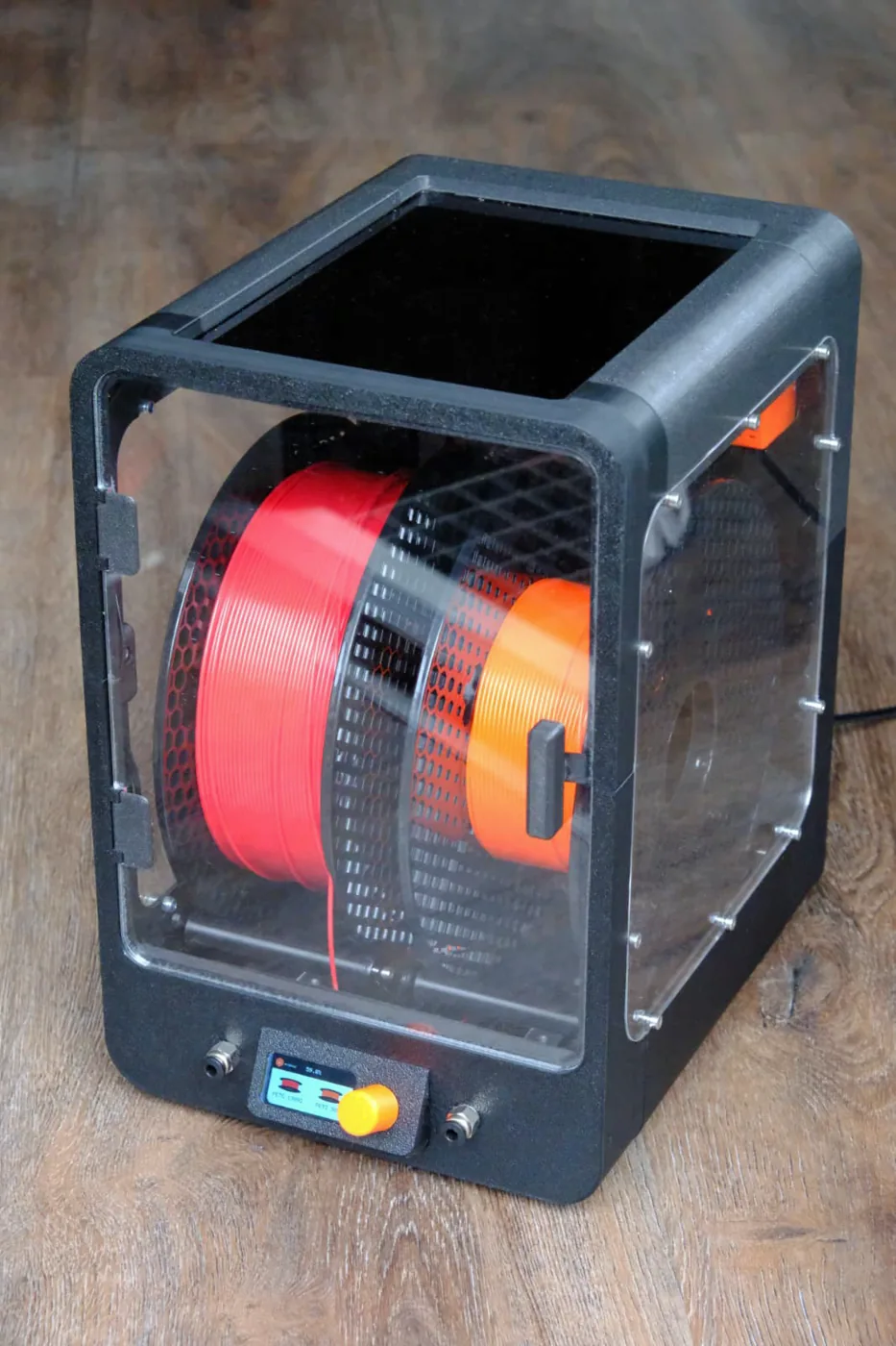 Prototype du Dryer D2 vu de trois quarts, posé sur un plan de travail en bois